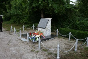Slika PU_KA/pu_info/2009/obiljezavanje_u_budackoj_rijeci/Spomenik_u_Budackoj_Rijeci.jpg
