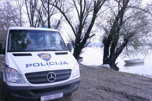 Slika PU_ZG/slike/MUP/voda/policija_uz_rijeku.jpg