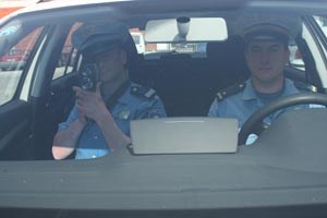 Slika fotke_ilustracije/kartonski_policajci03.jpg