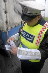 Slika fotke_ilustracije/policajac_pise_kaznu_uspravna.jpg