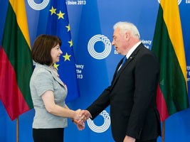Slika topvijesti/2013/srpanj/Krajcak_Hand_shake_web.jpg