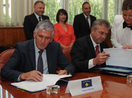 Slika topvijesti/2013/srpanj/matea/Potpisivanje_naslovna.jpg