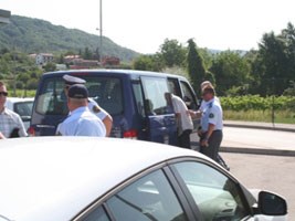Slika topvijesti/2013/srpanj/matea/predaja_uhicenika.jpg