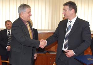 Slika topvijesti/godina2010/veljaca/potpisivanje02.jpg