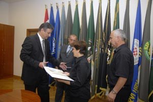 Slika topvijesti/godina_2009/srpanj_09/nagrade-policajcima01.jpg