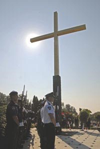 Slika topvijesti/kolovoz08/polaganje_mirogoj1_kriz.jpg